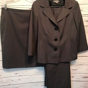Beautiful Ann Taylor 3 Piece Suit